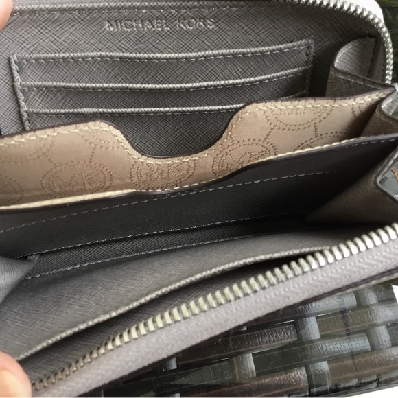 Michael Kors Silver Wristlet Wallet NWOT - Picture 4 of 7